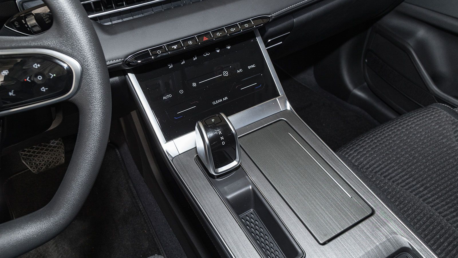 Έχει την πιο ευρύχωρη καμπίνα στην κατηγορία (top σε όλες τις μετρήσεις) και πλούσιο εξοπλισμό από τη βασική έκδοση