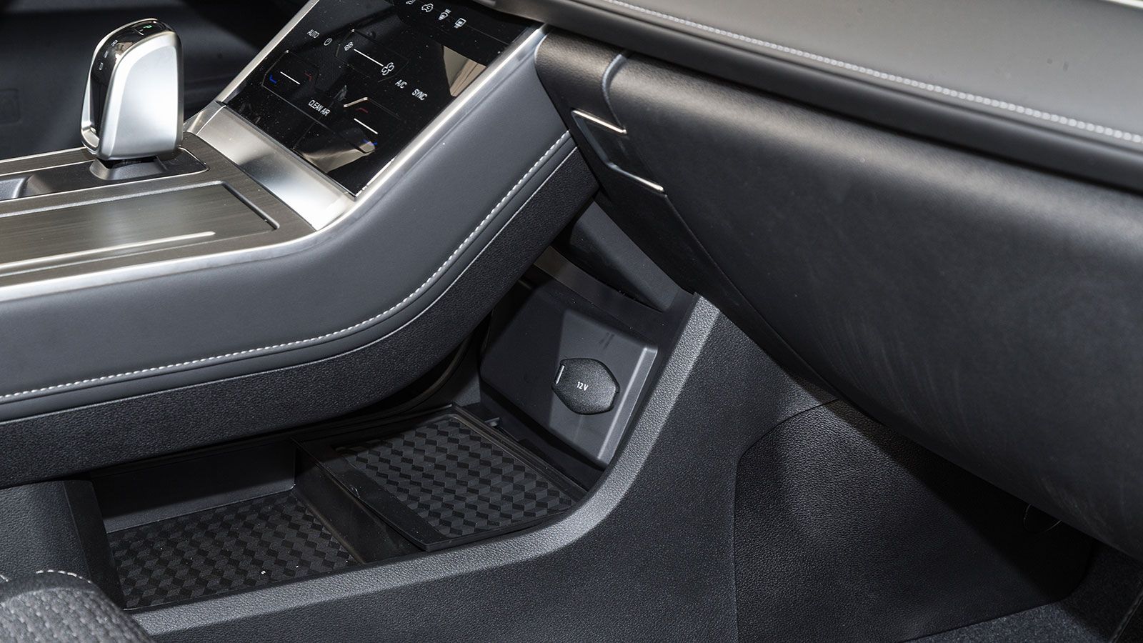 Έχει την πιο ευρύχωρη καμπίνα στην κατηγορία (top σε όλες τις μετρήσεις) και πλούσιο εξοπλισμό από τη βασική έκδοση