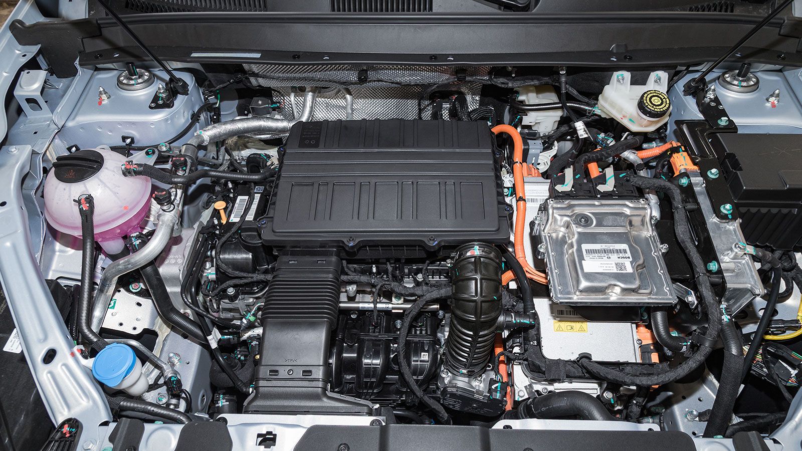 Είναι το γρηγορότερο πλήρως υβριδικό μικρό SUV (0-100 σε 7,9 δλ.) και καίει μόνο 4,2 λτ./100 χλμ. στην πόλη