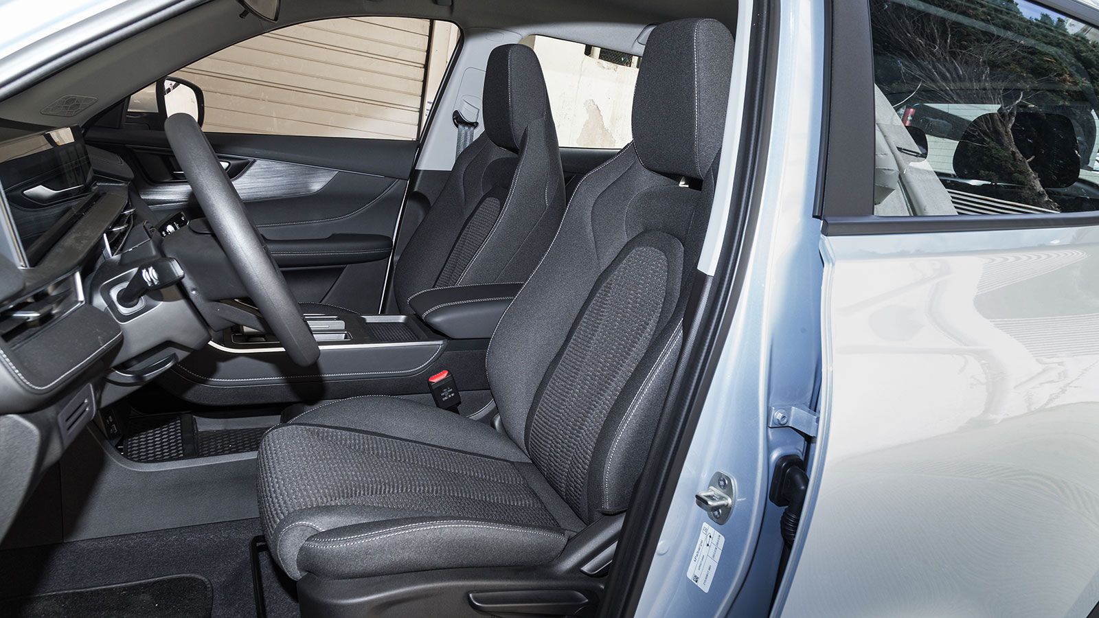 Έχει την πιο ευρύχωρη καμπίνα στην κατηγορία (top σε όλες τις μετρήσεις) και πλούσιο εξοπλισμό από τη βασική έκδοση