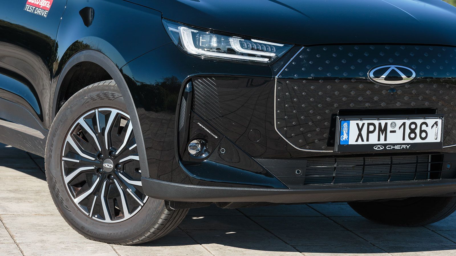 Τα λεπτά LED φωτιστικά σώματα πλαισιώνουν τη μάσκα ως μία σύγχρονη, τεχνολογική νότα.