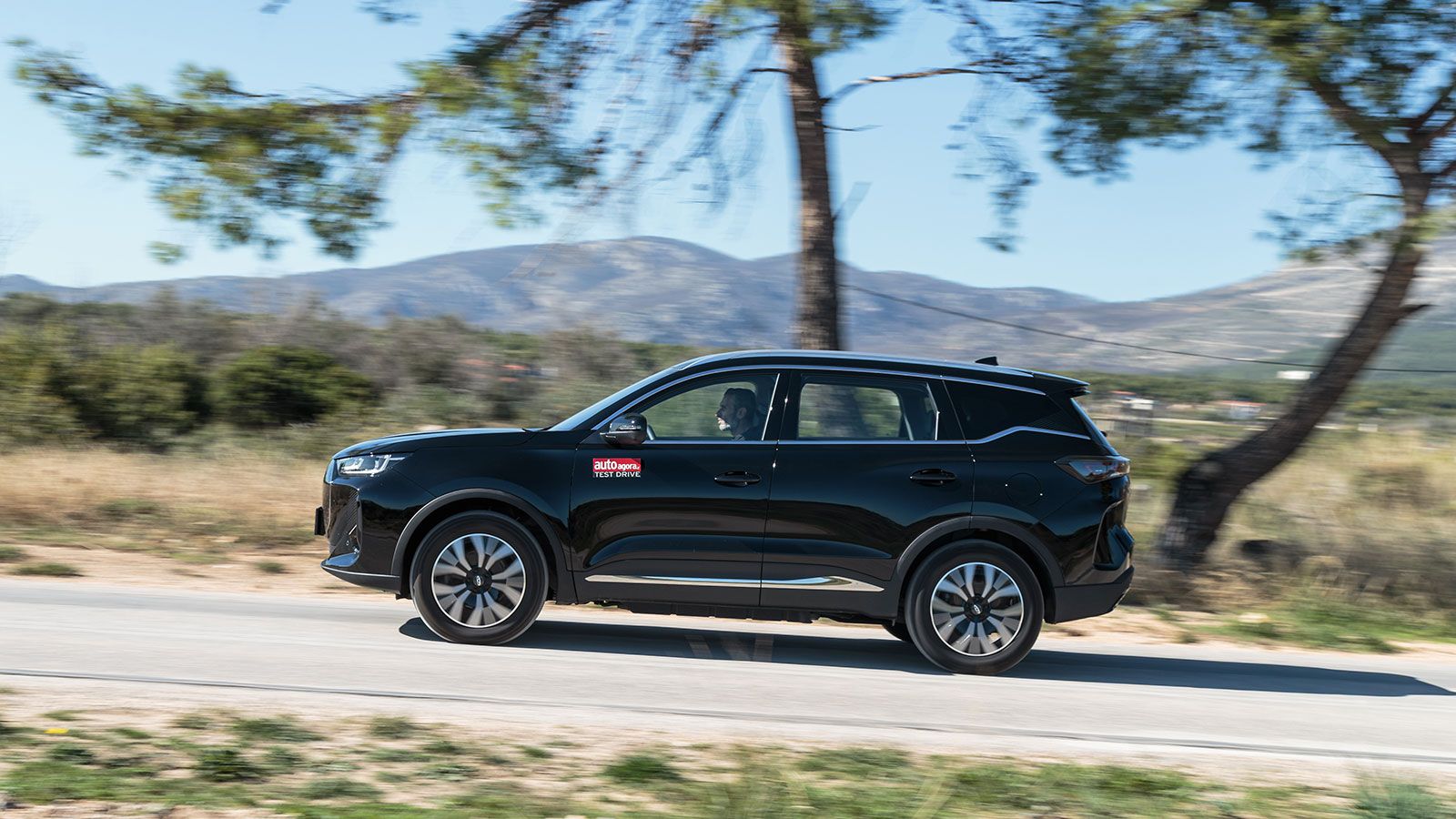 Η γραμμή του από τη μεσαία έως την πίσω κολώνα «σπάει» με μία κομψή καμπύλη που δίνει δυναμική αίσθηση.