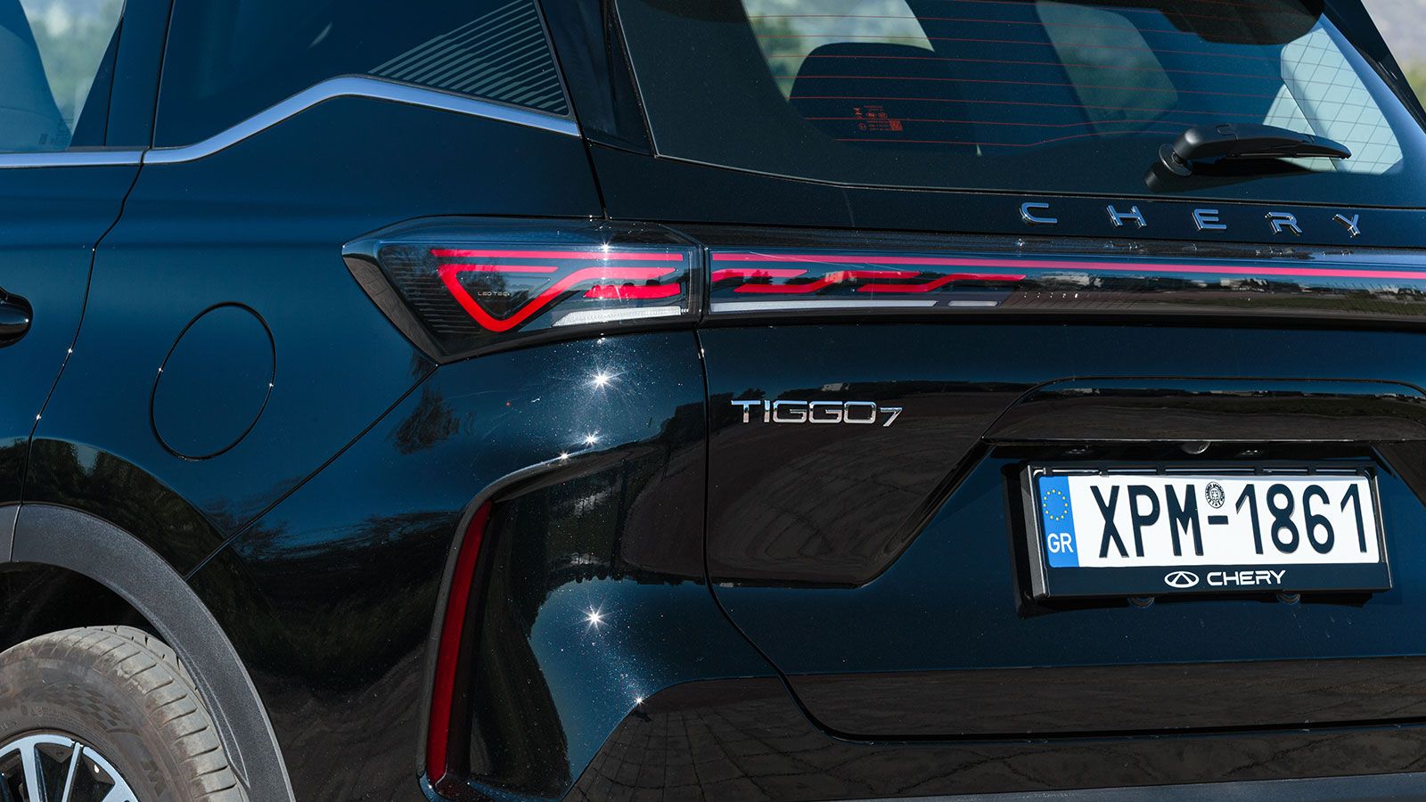 Στο πίσω μέρος υπάρχει μία ενιαία LED «μπάρα» που δημιουργεί ένα μεγάλο φωτιστικό σώμα.