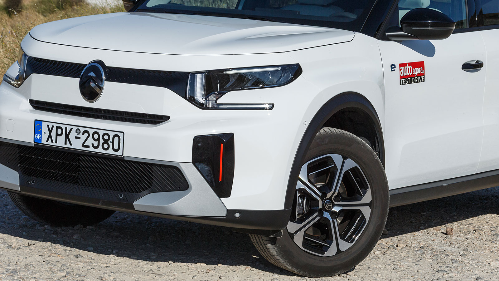 Ακολουθεί την ανανεωμένη σχεδιαστική φιλοσοφία της γαλλικής φίρμας, με ξεκάθαρα στοιχεία από SUV.