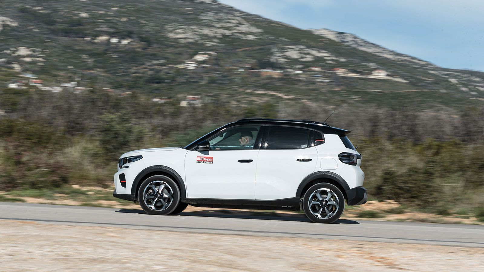 Στο πλάι, η υπερυψωμένη γραμμή οροφής και οι καθαρές επιφάνειες δίνουν μια μοντέρνα αλλά και «φιλική» εικόνα.