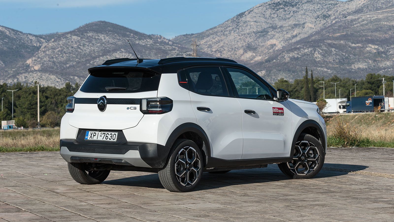 Πίσω, τα φωτιστικά σώματα – επίσης LED – συνεχίζουν τη χαρακτηριστική γεωμετρία του εμπρός μέρους.