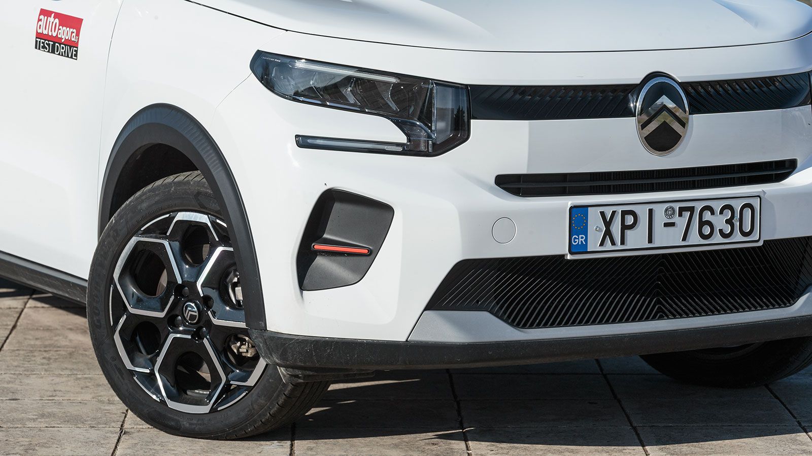 Τα νέα φωτιστικά σώματα LED χωρίζονται σε δύο επίπεδα και πλαισιώνουν το ανασχεδιασμένο ευμέγεθες λογότυπο της Citroen.