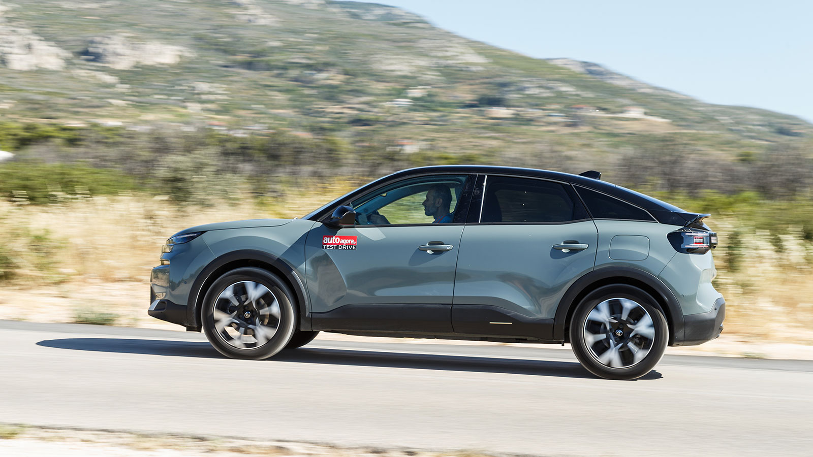 Δυναμικός χαρακτήρας με coupé γραμμές και crossover αναφορές.