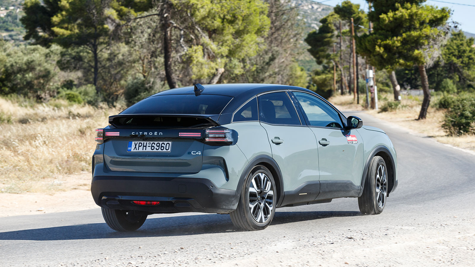 H κυρτή οροφή καταλήγει σε μία επίπεδη αεροδυναμική αεροτομή.