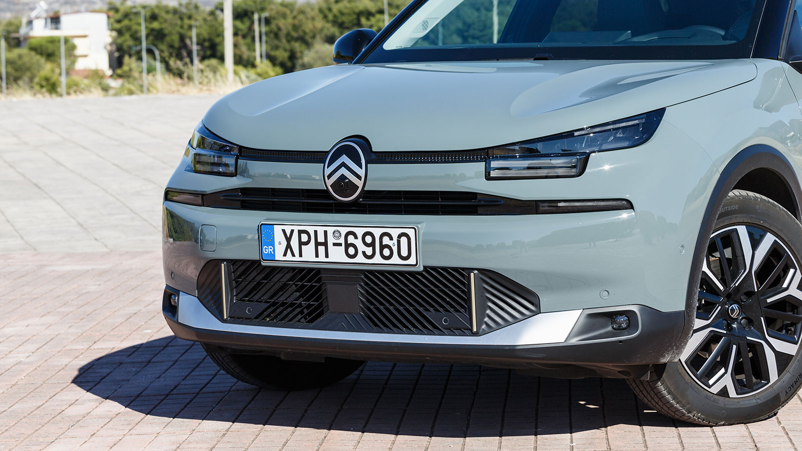 Εμπρός, ξεχωρίζουν τα λεπτά φώτα με οριζόντιες γραμμές ως «φωτεινή υπογραφή».