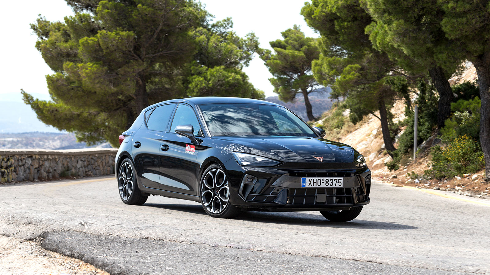 Cupra Leon. Πόσο καλό είναι σε εξοπλισμό άνεσης και ασφάλειας.