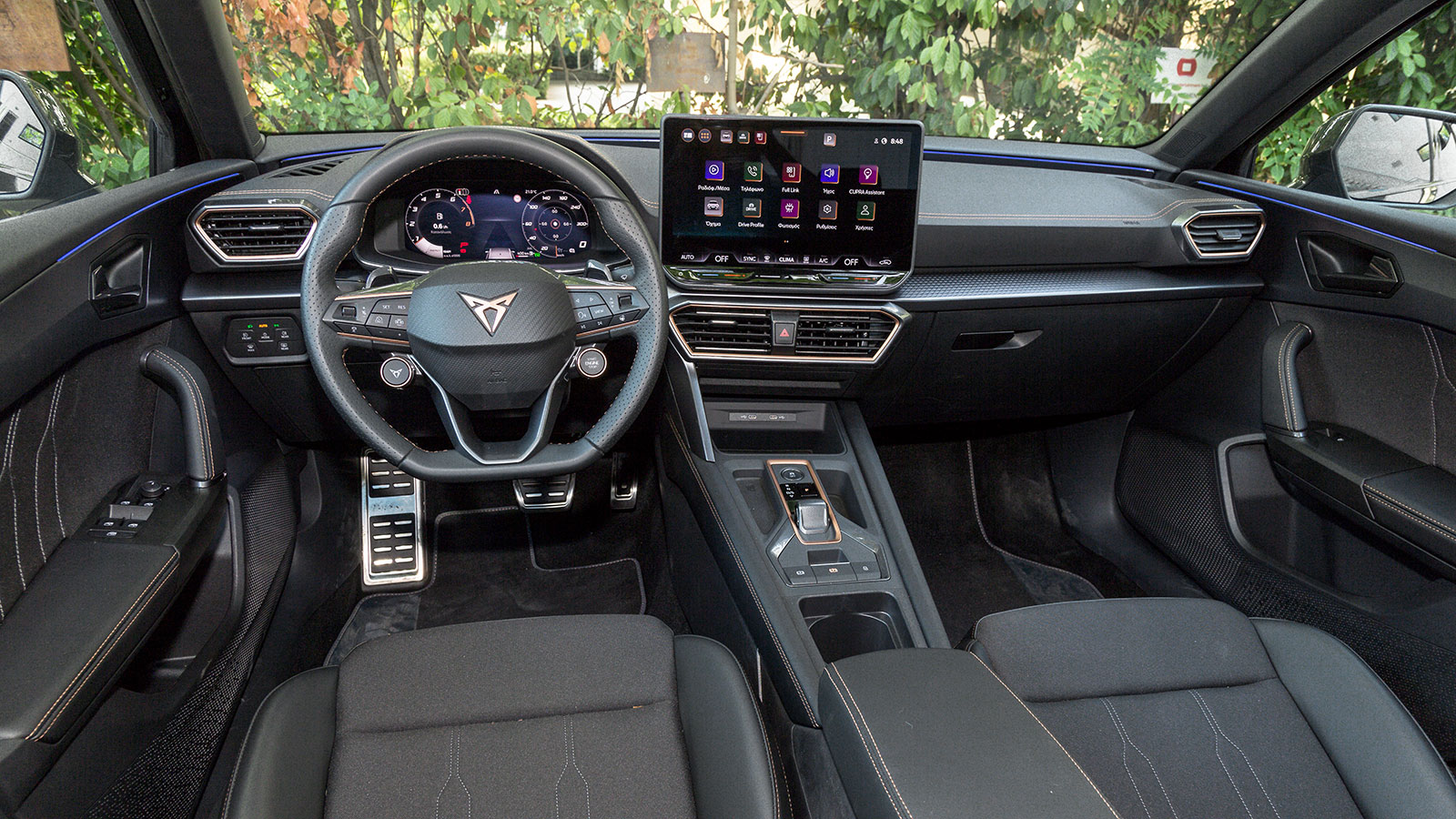 Cupra Leon. Πόσο καλό είναι σε εξοπλισμό άνεσης και ασφάλειας.