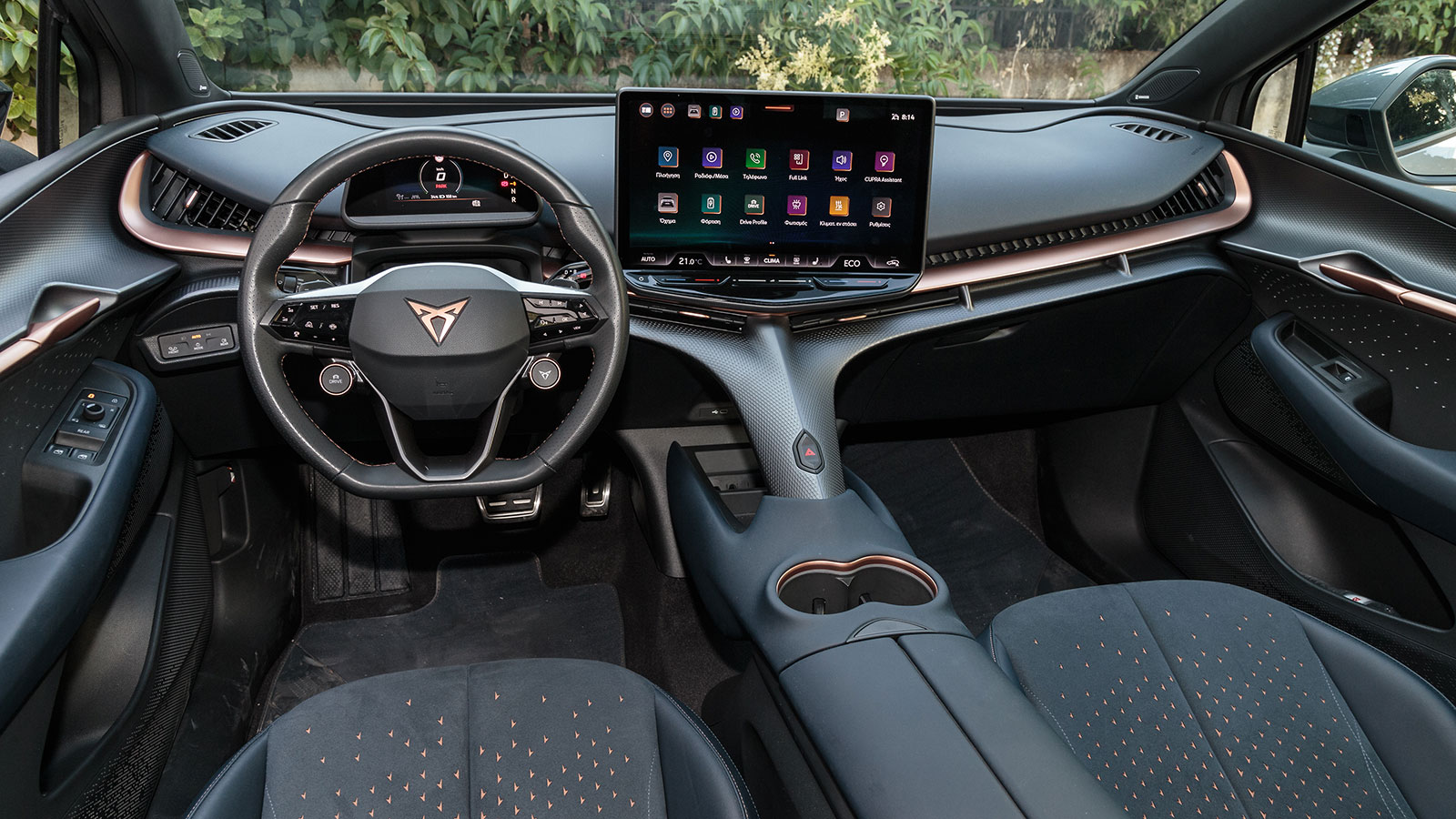 Cupra Tavascan. Πόσο καλό είναι σε εξοπλισμό άνεσης και ασφάλειας.