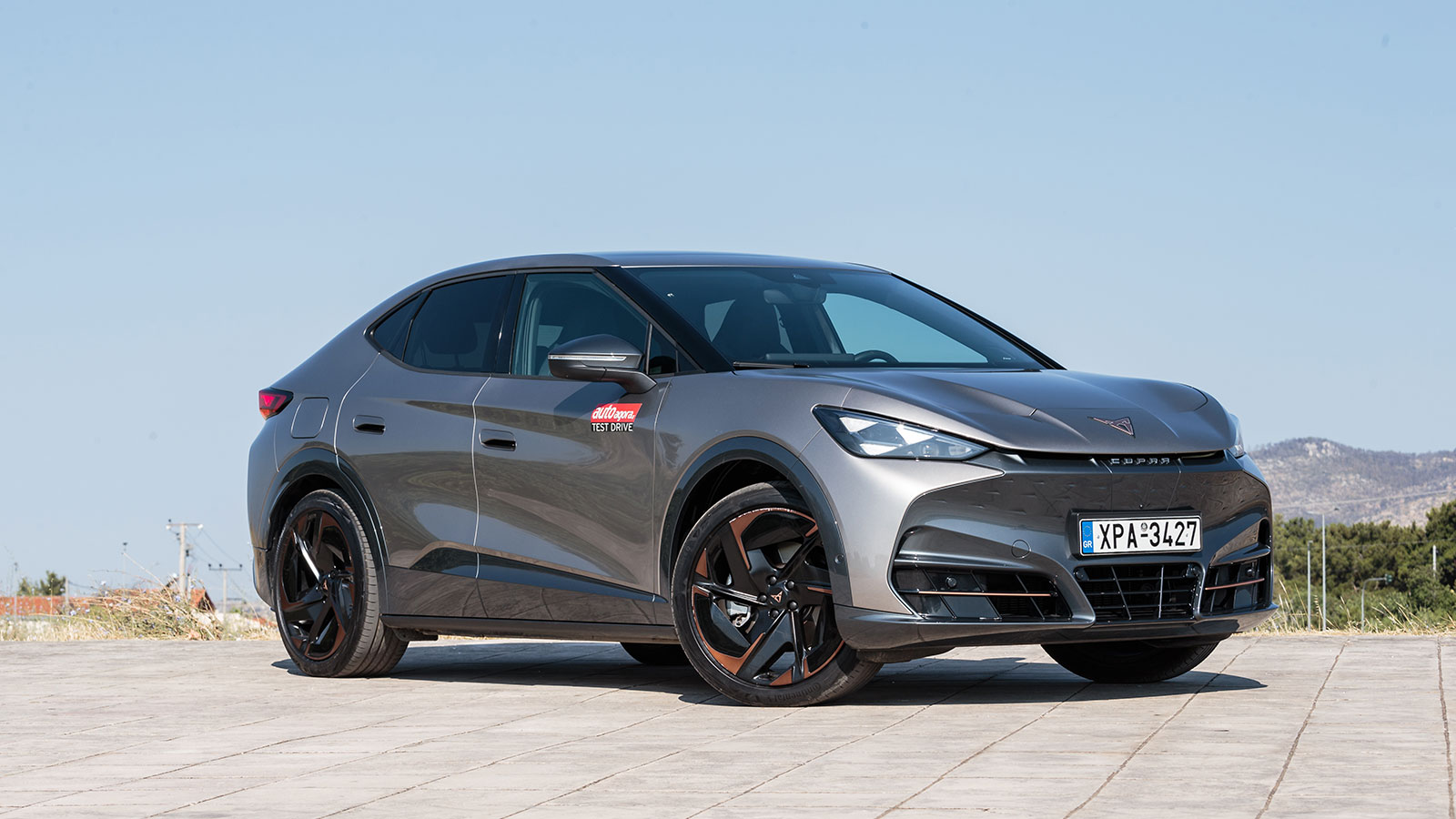 Η εμπρός όψη ξεχωρίζει με τον χαρακτηριστικό «shark nose» σχεδιασμό, που χαμηλώνει οπτικά το καπό.