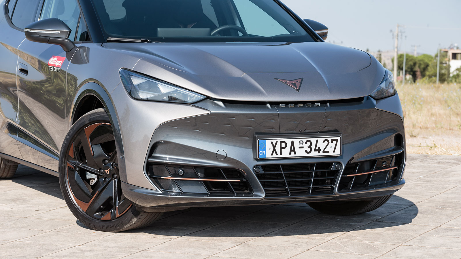 Σφυρήλατες ζάντες 21 ιντσών με χάλκινες λεπτομέρειες.