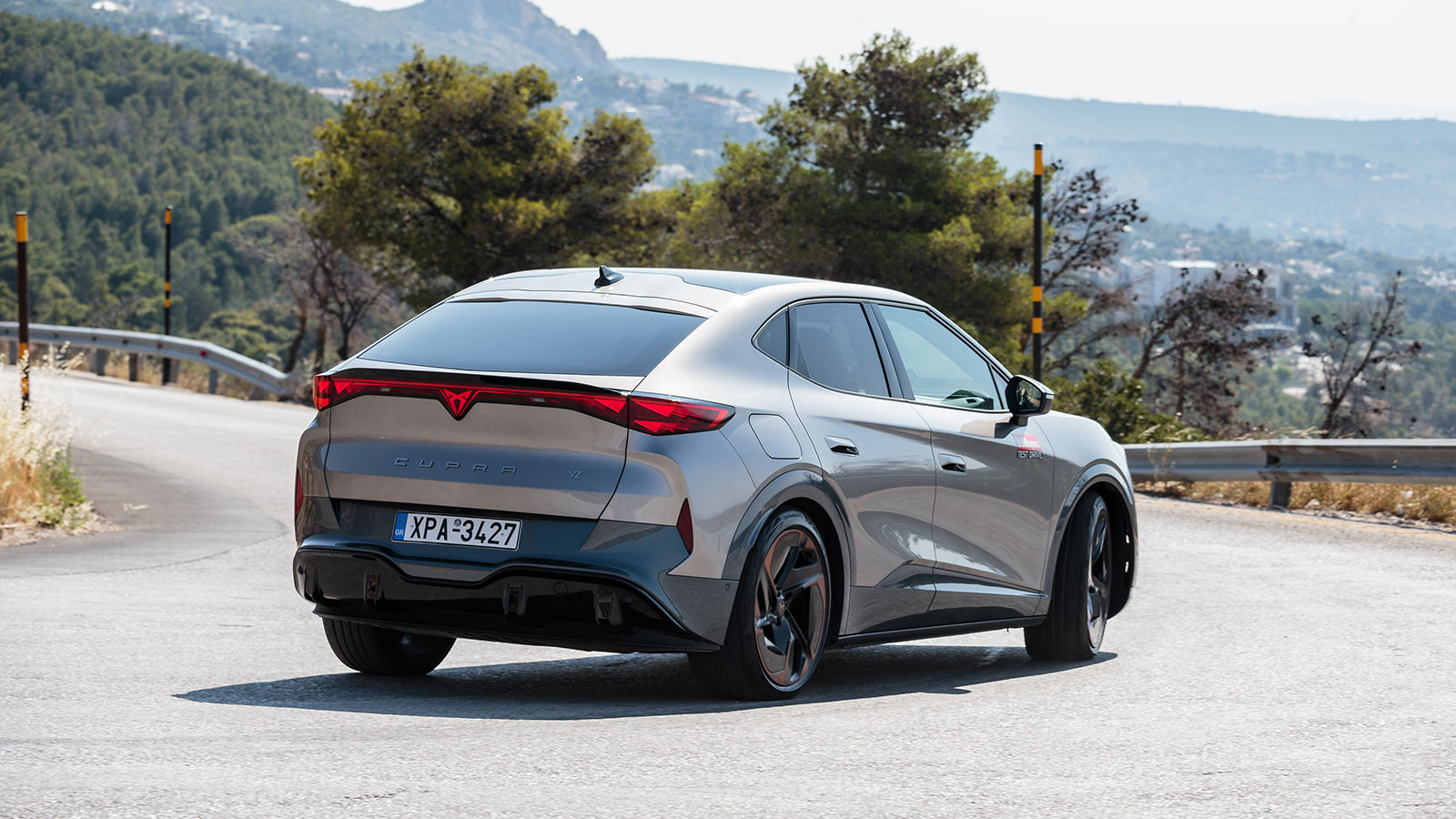  Στο πίσω μέρος, η σχεδίαση ολοκληρώνεται με μια φαρδιά LED λωρίδα που ενώνει τα φώτα.