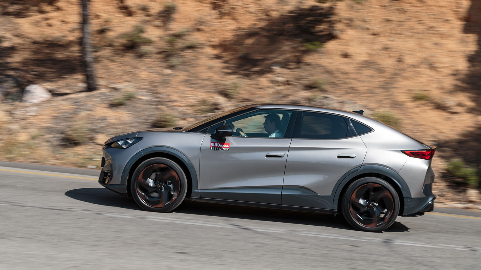 Η χαμηλή οροφή καταλήγει με τρόπο που του χαρίζει χαρακτήρα coupe-SUV.