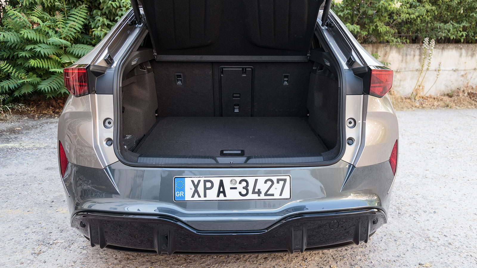 Cupra Tavascan. Τι βαθμό παίρνει σε κατανάλωση, χώρους, επιδόσεις, εγγυήσεις.