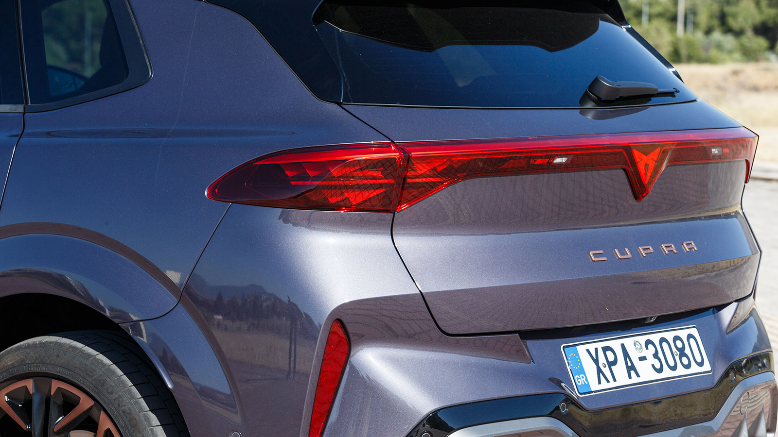 Στο πίσω μέρος, τα ενιαία LED φώτα εκτείνονται κατά μήκος της πόρτας του χώρου αποσκευών.