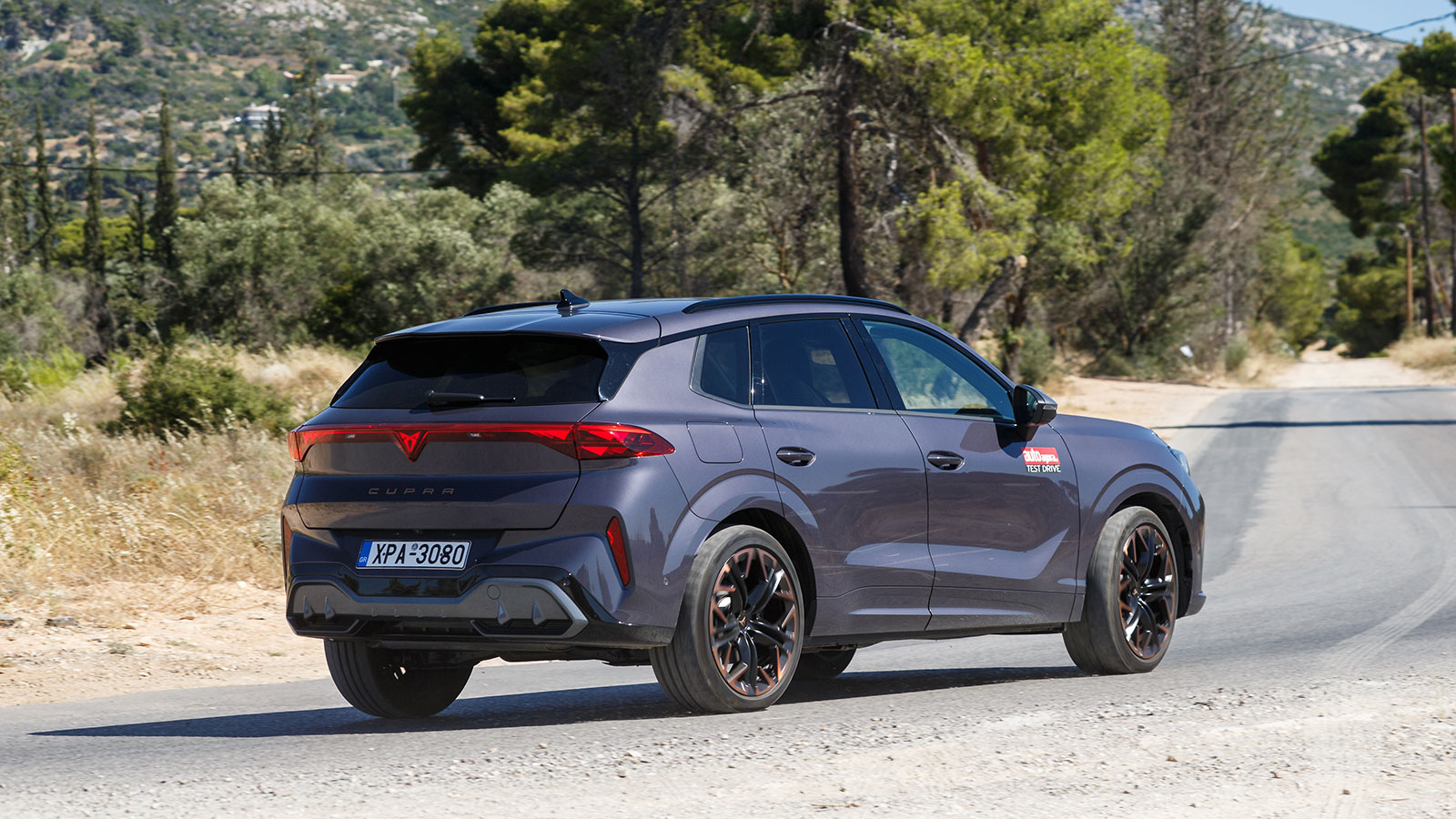 H coupe κλίση της οροφής προς τα πίσω χαρίζει μια πιο αεροδυναμική και επιθετική εικόνα.