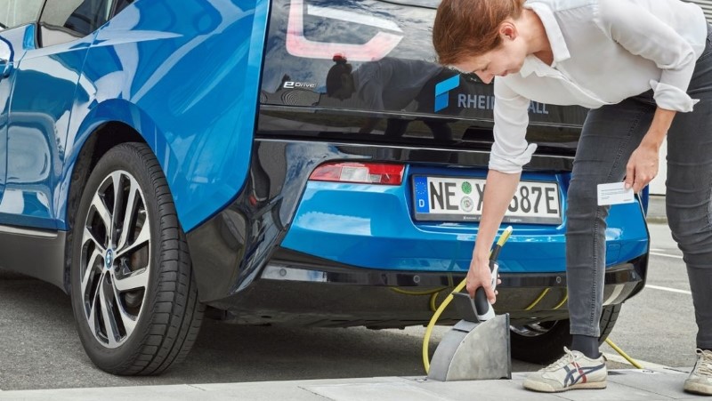 Ο επόμενος σταθμός φόρτισης θα είναι μέσα στο πεζοδρόμιο