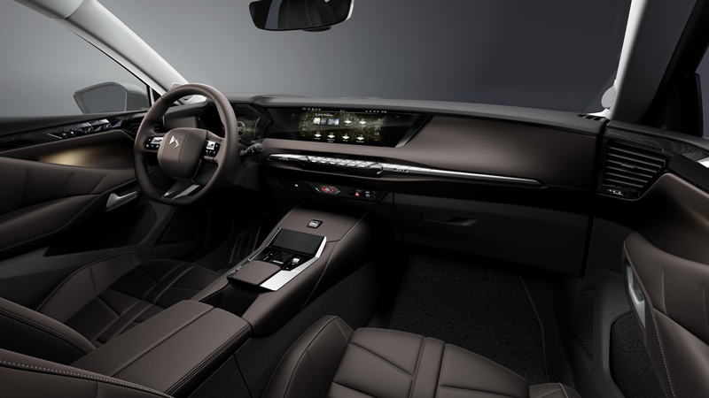 Πολυτελές εσωτερικό με υψηλής ποιότητας υλικά και οθόνη αφής 10,25 ιντσών