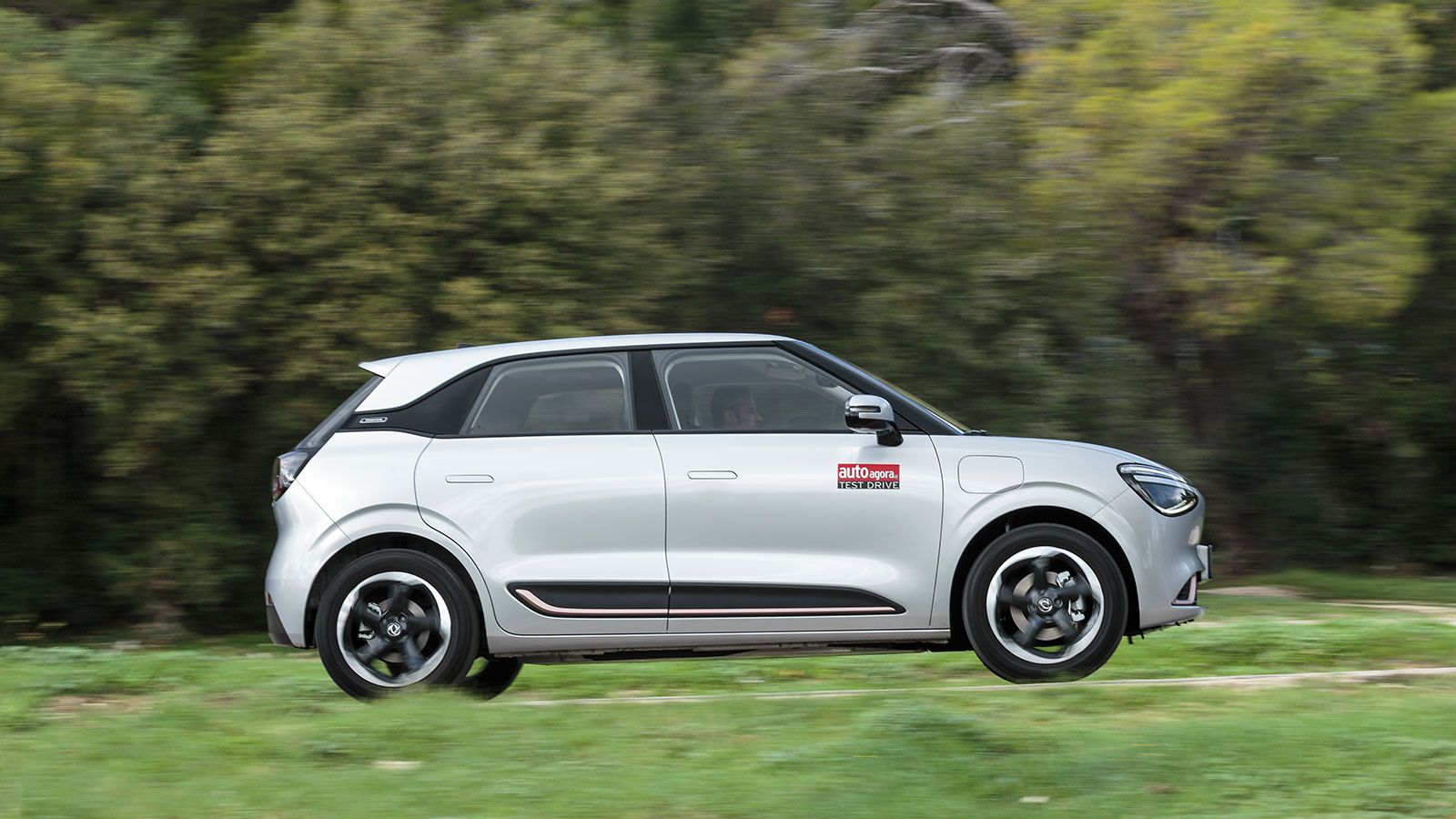 Εντυπωσιακές λεπτομέρειες αποτελούν οι πόρτες χωρίς πλαίσιο και οι αναδυόμενες χειρολαβές.