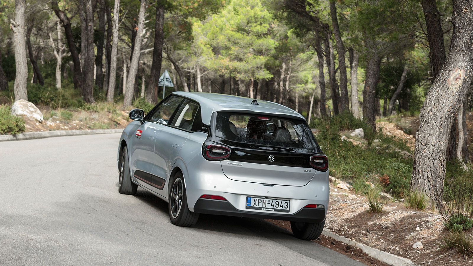 Η «αιωρούμενη» οροφή – ιδίως στις δίχρωμες διαμορφώσεις του μοντέλου – τονίζει ακόμη περισσότερο τη νεανική του ταυτότητα.