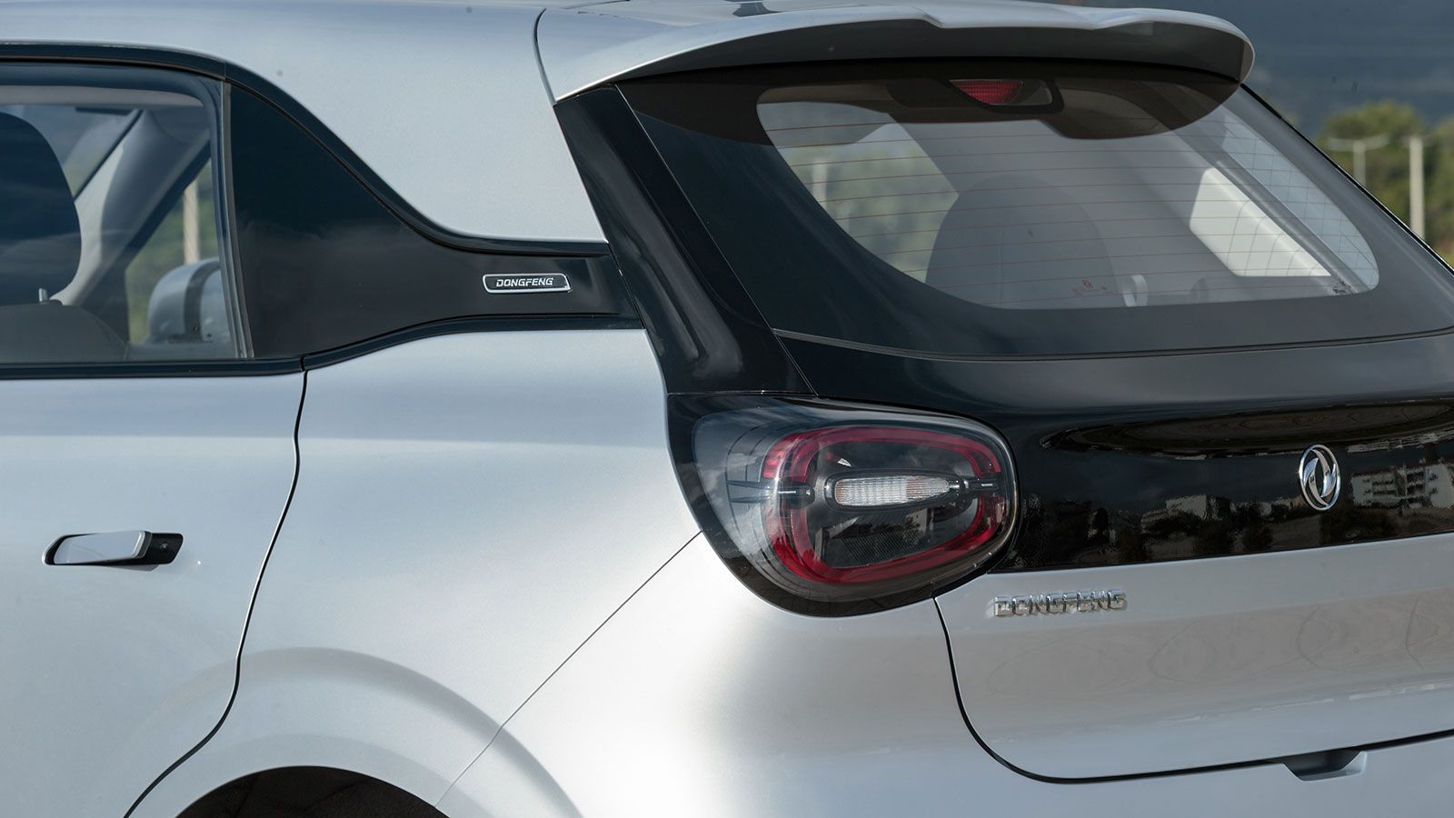 Τα πίσω φώτα τοποθετούνται στις άκρες μιας μαύρης λωρίδας στο πορτμπαγκάζ, η οποία ενώνεται με το τελευταίο τζάμι.