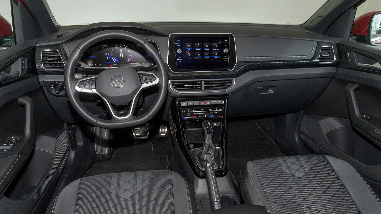 Fiat 600 VS Volkswagen T-cross. Ποιο ξεχωρίζει σε εξοπλισμό ασφάλειας και άνεσης.