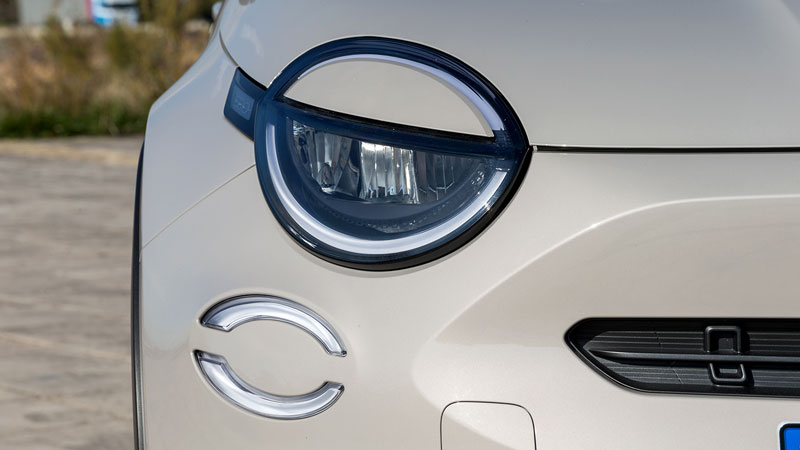 Fiat 600e. Τι βαθμό παίρνει σε κατανάλωση, χώρους, επιδόσεις, εγγυήσεις.