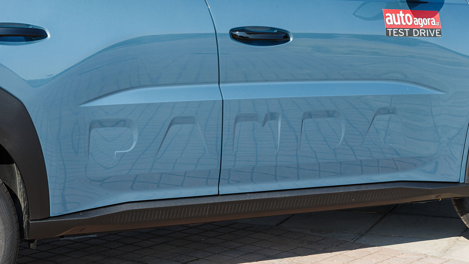 Η ονομασία PANDA αναγράφεται με έξυπνο τρόπο στις πλαϊνές πόρτες.