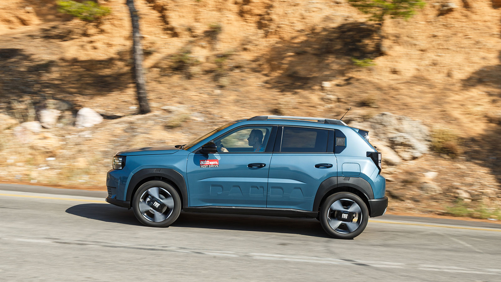 Η κάθετη εμπρός όψη και το επίπεδο καπό παραπέμπουν άμεσα στο αυθεντικό σχέδιο του πρώτου Panda από τον Giorgetto Giugiaro.