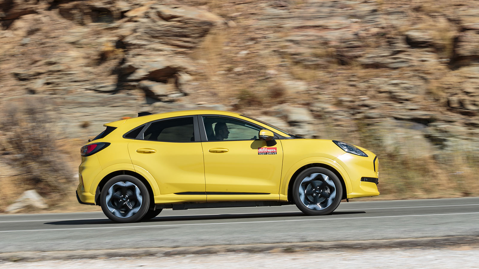 Διατηρεί τις έντονες καμπύλες, τις δυναμικές γραμμές και τις συμπαγείς διαστάσεις.