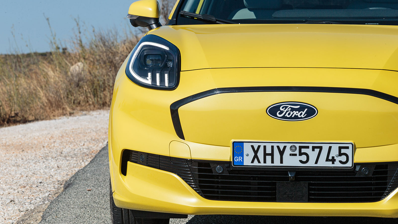 Η μάσκα έχει κλειστή σχεδίαση, βελτιώνει την αεροδυναμική και το κάνει άμεσα να διαφέρει από το βενζινοκίνητο μοντέλο.