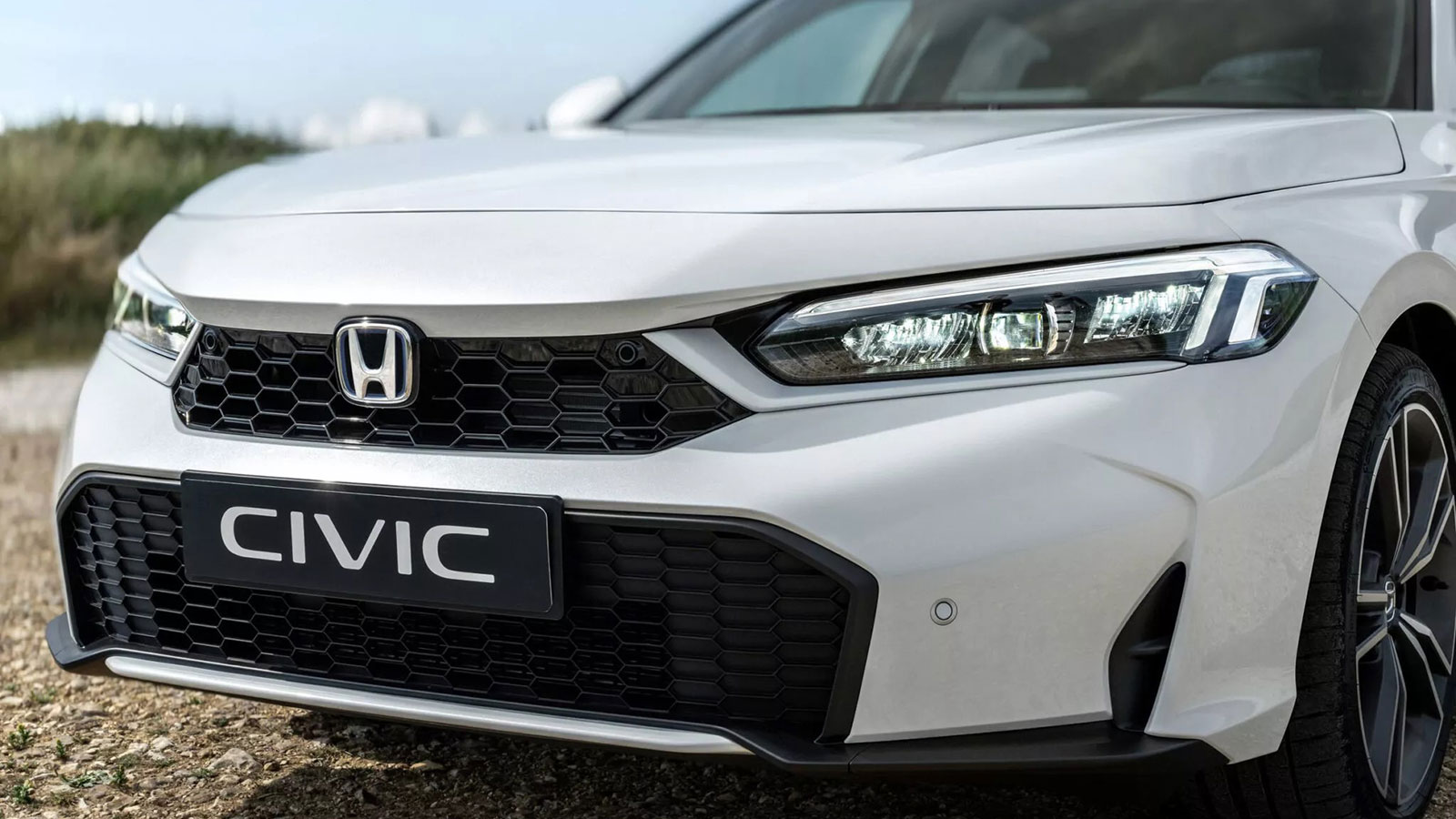 Οι αλλαγές στο εξωτερικό του Civic επικεντρώνονται κυρίως στο μπροστινό μέρος, όπου θα συναντήσουμε έναν αναδιαμορφωμένο μπροστινό προφυλακτήρα, μια α