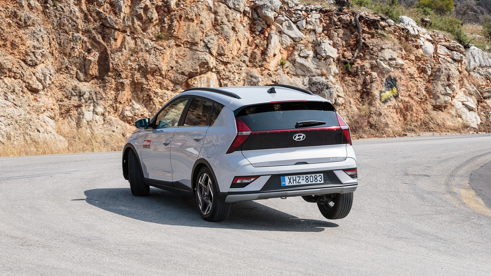 Στο πίσω μέρος ξεχωρίζουν τα LED φώτα σε σχήμα βέλους που συνδέονται με μια λεπτή κόκκινη λωρίδα.