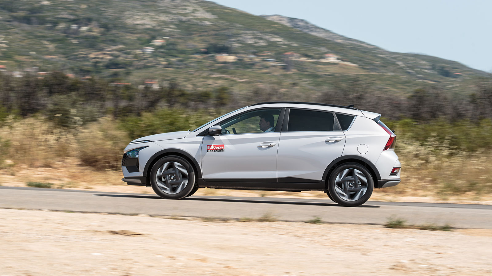  Στο πλάι, η γνώριμη σιλουέτα του Bayon διατηρείται, με τις έντονες γραμμές στους θόλους των τροχών.