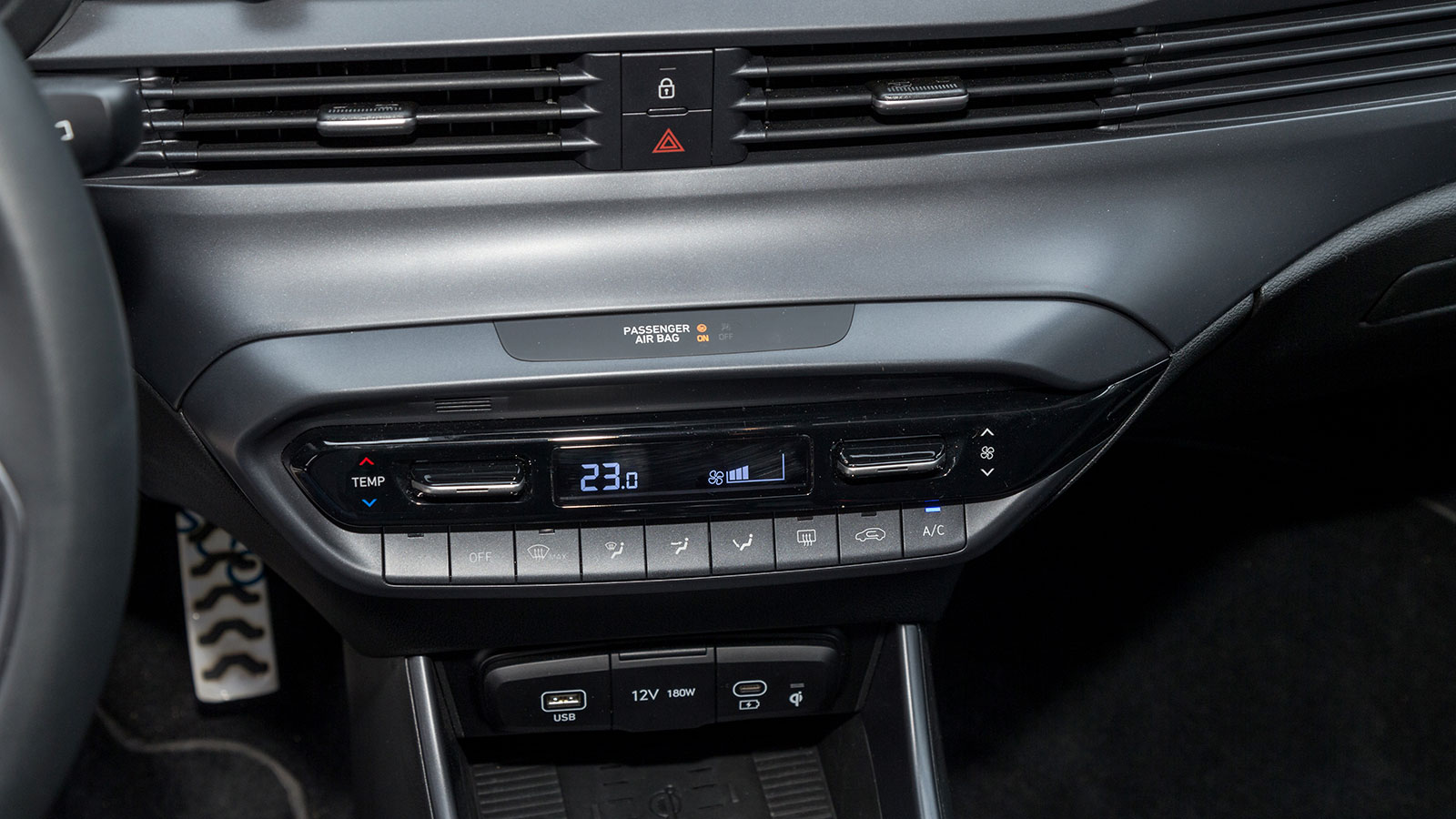 Hyundai Bayon. Πόσο καλό είναι σε εξοπλισμό άνεσης και ασφάλειας.