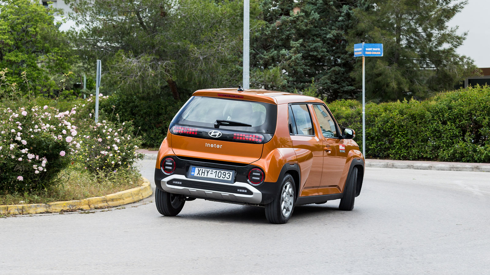  Τα LED  στοιχεία με επίσης τετραγωνικό σχήμα εμπρός και πίσω μοιάζουν με pixels.