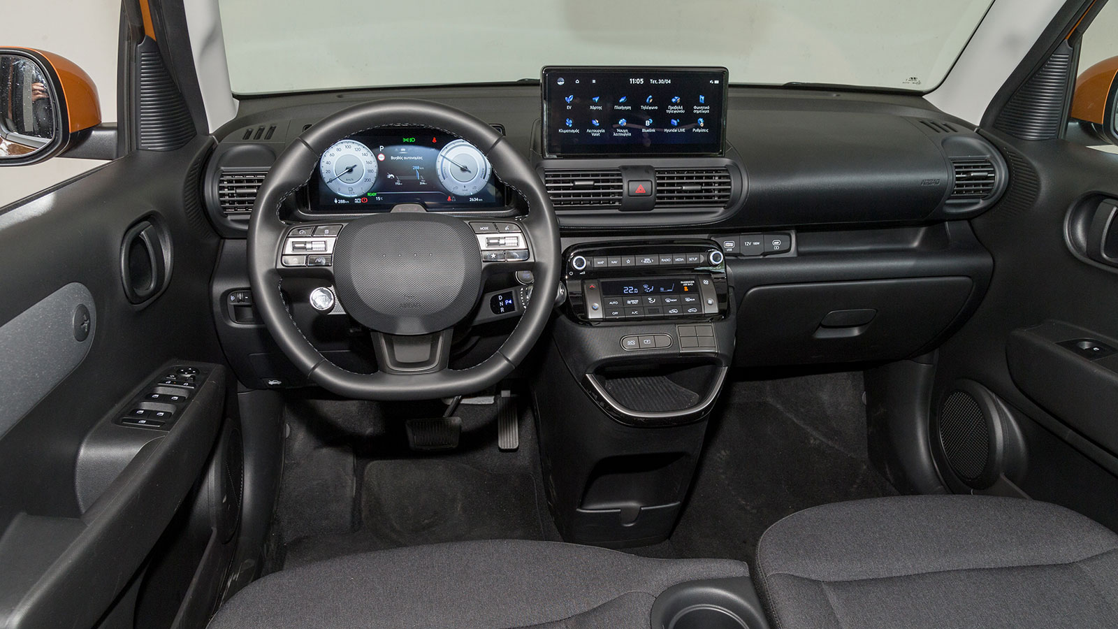 Το εσωτερικό του Inster εντυπωσιάζει τόσο με τους χώρους του, όσο και με τεχνολογικά μέσα.