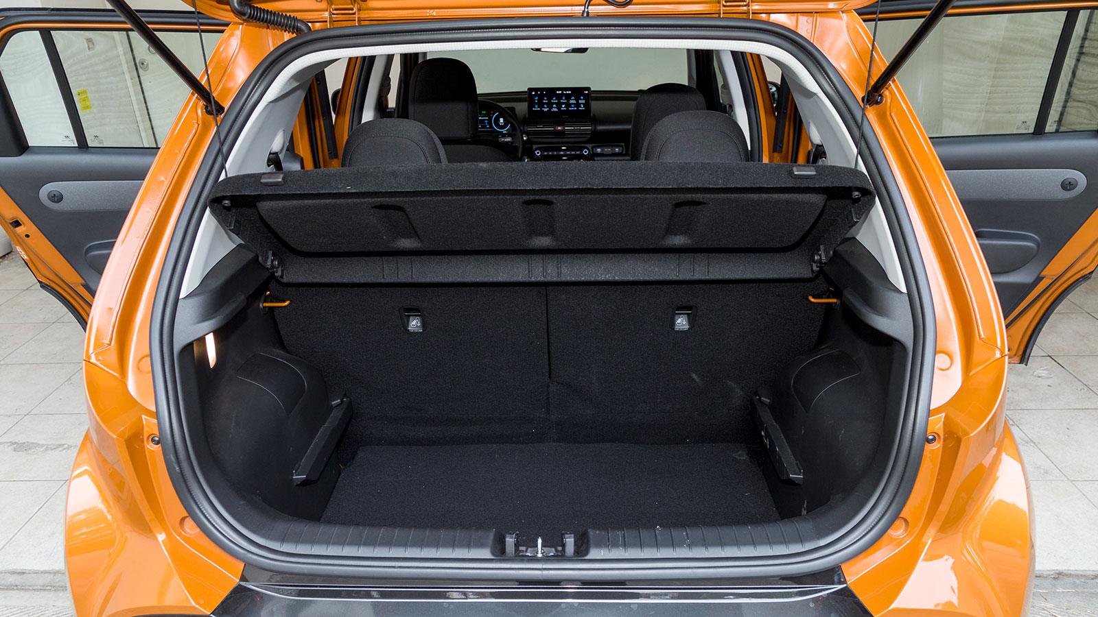 Hyundai Inster. Τι βαθμό παίρνει σε κατανάλωση, χώρους, επιδόσεις, εγγυήσεις.