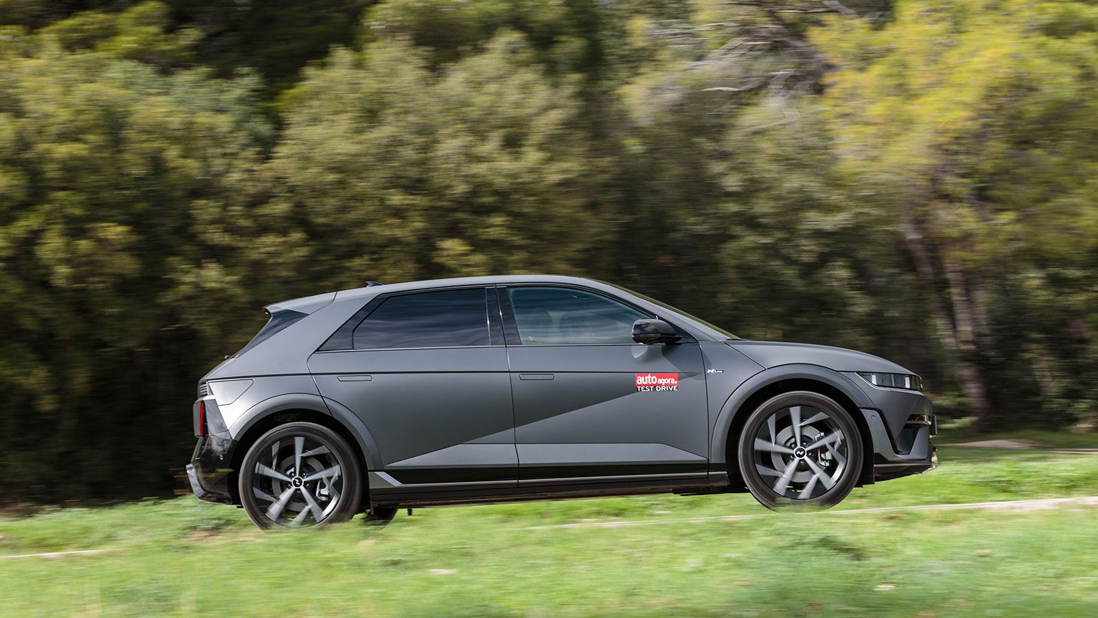 Οι επιφάνειες του να μοιάζουν να τέμνονται με απότομα «κοψίματα» και την διαγώνιο γραμμή στο πλάι που δίνει την εντύπωση πως «κόβεται» στην μέση.