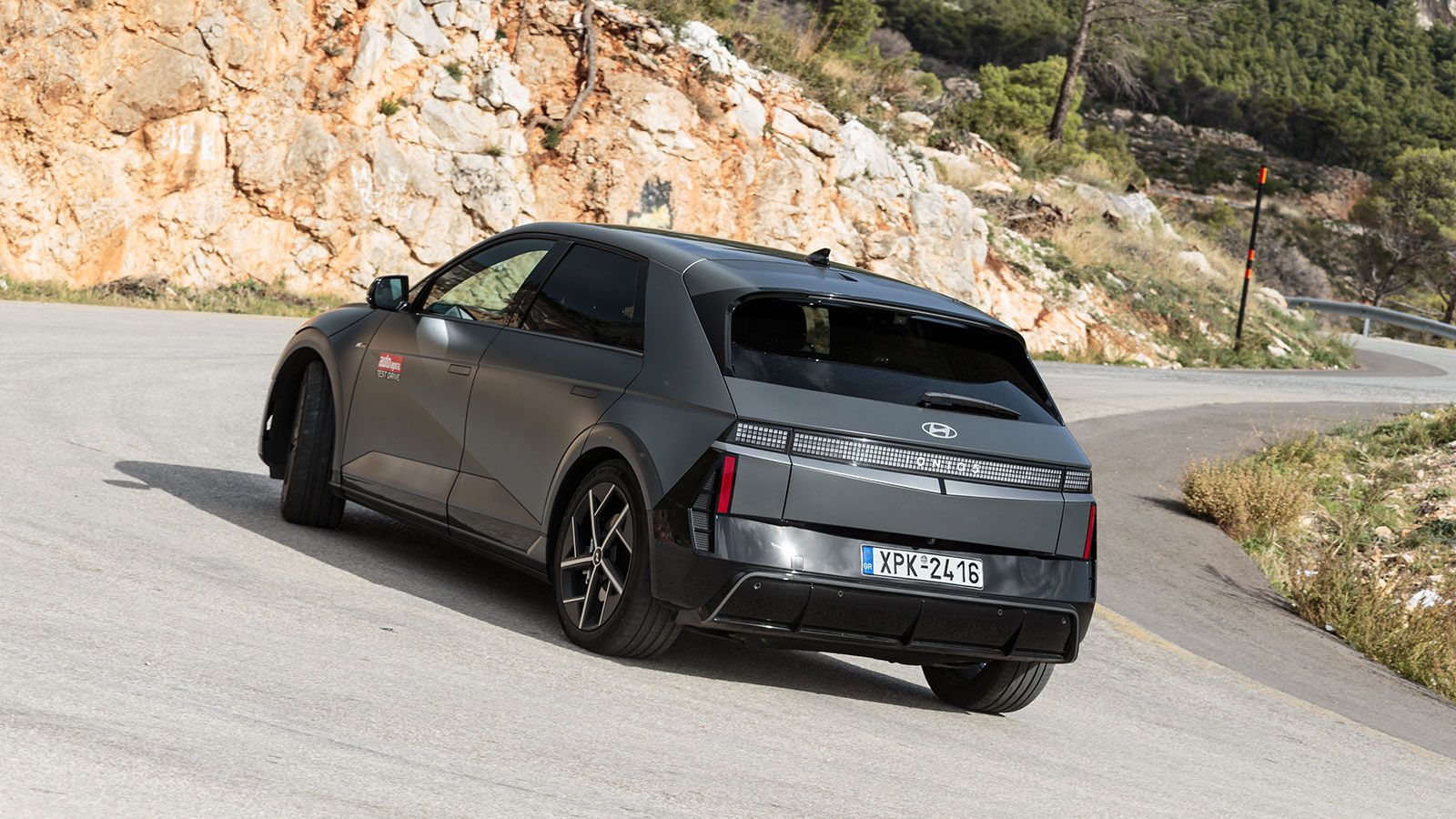 Πίσω, το σπόιλερ οροφής έχει μεγαλώσει κατά περίπου 5 εκ., ενώ έχει προστεθεί και υαλοκαθαριστήρας.