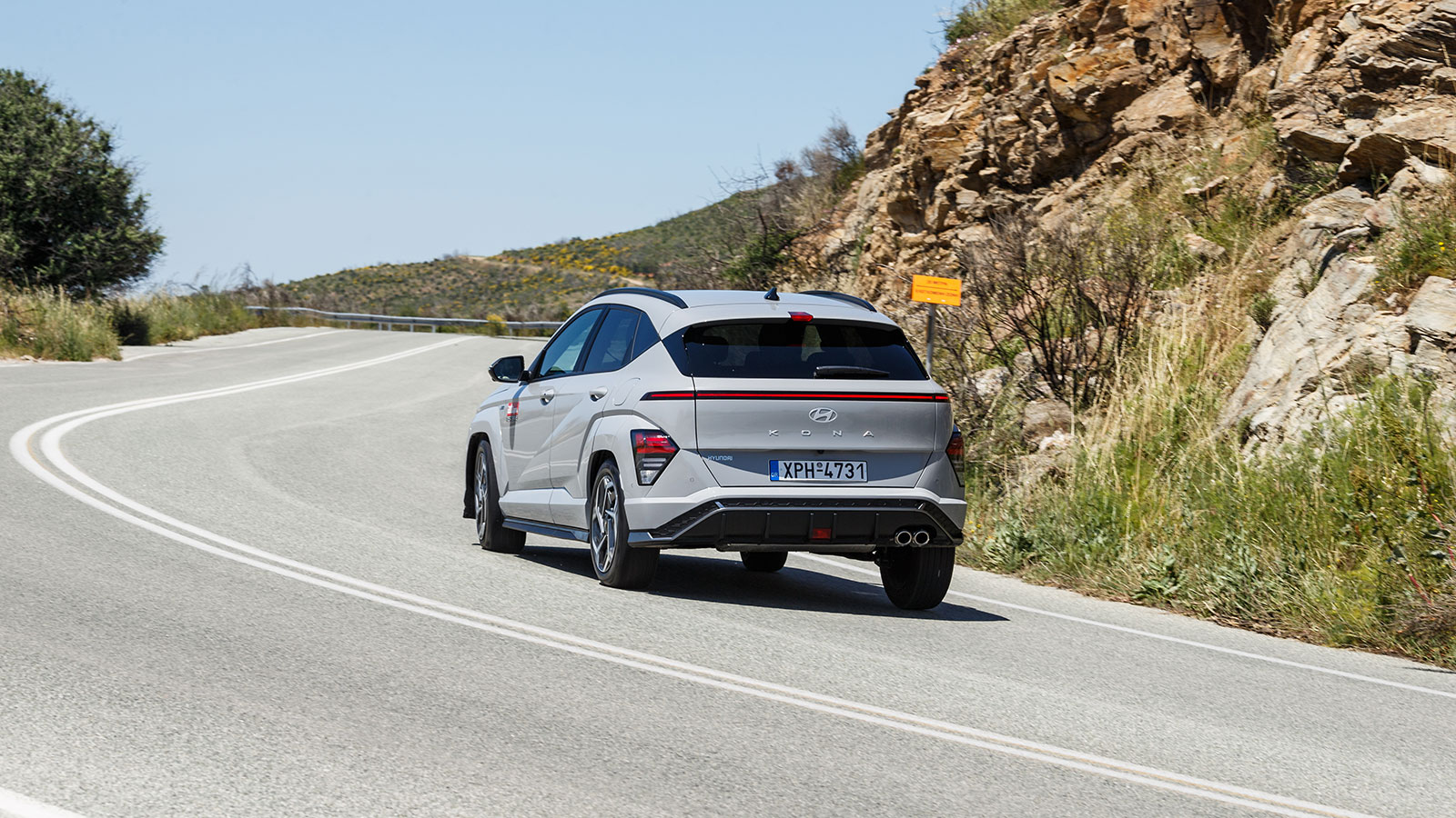 Στο πίσω μέρος διακρίνονται η φωτεινή οριζόντια λωρίδα και οι κάθετοι προβολείς, τοποθετημένοι χαμηλά.