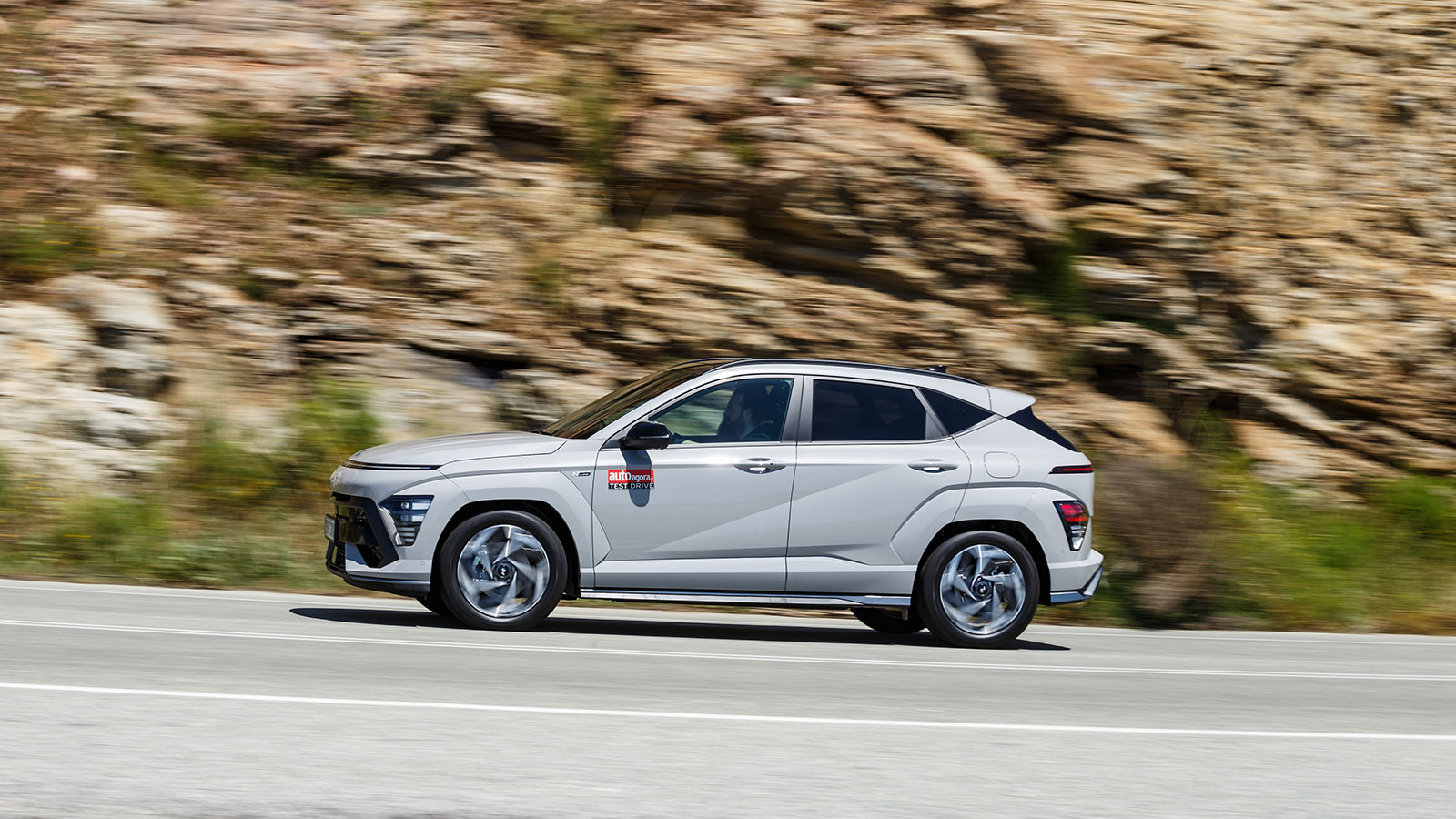 Οι έντονες ακμές στα πλαϊνά του αμαξώματος δημιουργούν έναν τολμηρό χαρακτήρα.