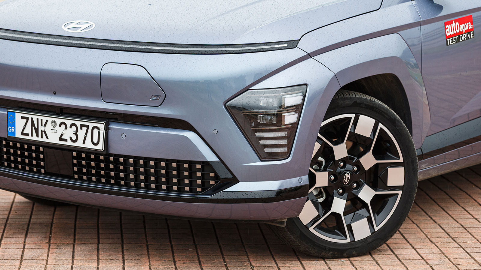 Οι λεπτομέρειες στον προφυλακτήρα διαφοροποιούνται διακριτικά από τις θερμικές εκδόσεις.