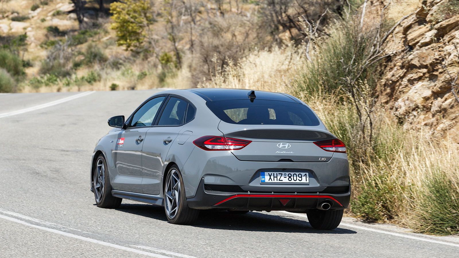 H οροφή που καμπυλώνει ομαλά προς την πίσω πόρτα δημιουργεί ένα κομψό και δυναμικό προφίλ.