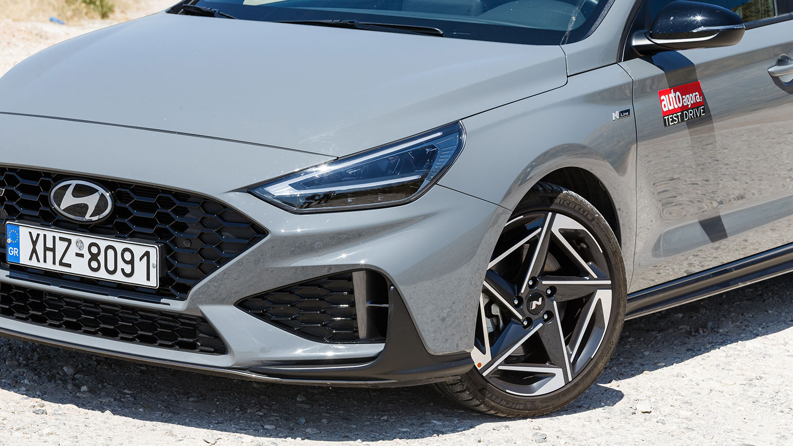 Ο εμπρός προφυλακτήρας του N-Line διαθέτει μεγαλύτερες εισαγωγές αέρα και πιο δυναμικά περιγράμματα.