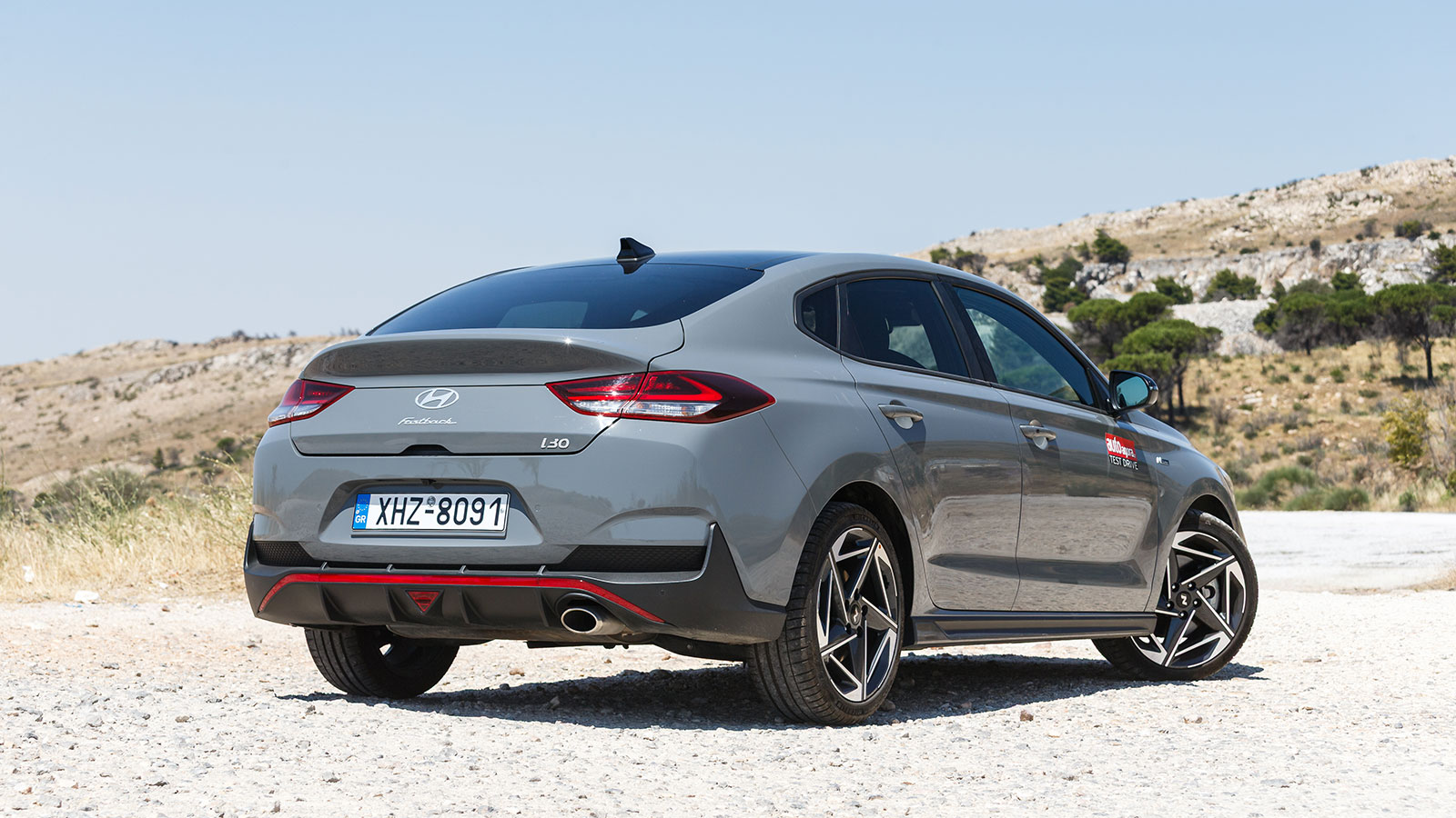 Πίσω, η εικόνα συμπληρώνεται από σπορ διαχύτη στον προφυλακτήρα και διπλή απόληξη εξάτμισης. 